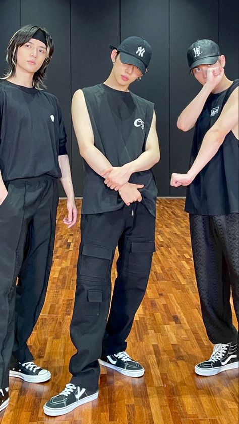 his cargos r everything Korean Dance Practice Outfit Men, Dancer Outfits Men, Street Dance Fashion, Dance Practice Outfits Male, Hiphop Dance Outfit Men, Kpop Dance Practice Outfits Male, Dance Practice Outfits Men, Yeonjun Dance Practice, Dance Outfits Men