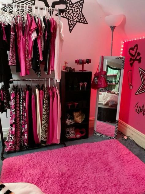 2000s Bedroom Aesthetic, Cheetah Print Rooms, 2000s Room Decor, Y2k Finds, Mcbling Room, Y2k Room Ideas, 2000s Bedroom, Trashy Aesthetic, 2000s Room