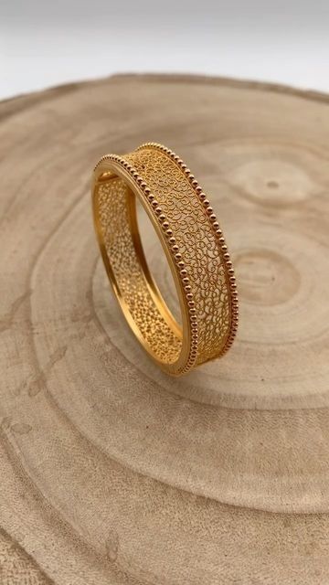 Latest Gold Bangles, قلادات متدلية, Unique Gold Jewelry Designs, Gold Jewels Design, Gold Bangles For Women, New Gold Jewellery Designs, Fancy Jewelry Necklace, Charm Bangles, Modern Gold Jewelry