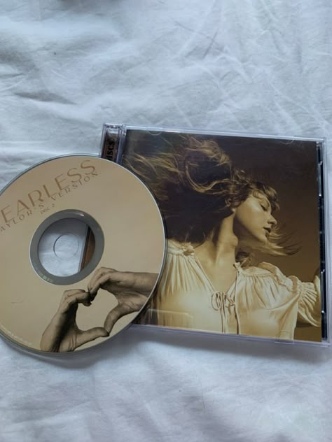 Taylor Swift Cd, Fearless Album, 17th Birthday Gifts, Vinyl Aesthetic, Kissing In The Rain, Taylor Swift Birthday, Taylor Swift Fearless, Vinyl Cd, 16th Birthday Gifts