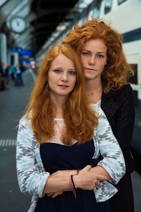 Zürich, Switzerland - Patricia and Rebecca, from Switzerland, are sisters. There’s only one-year difference between them. "When we were small, most of the kids laughed at our red hair. But that brought us closer to each other.” Years have passed and I noticed them in Zürich Central Station, two days ago. There was something magical about them. Atlas Of Beauty, Costume Noir, Red Hair Woman, Red Haired Beauty, Beautiful Red Hair, Ginger Girls, Girls With Red Hair, Redhead Beauty, Redhead Girl