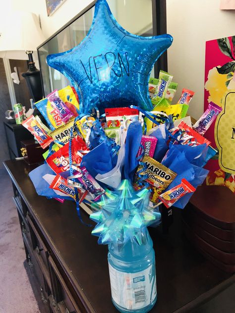 Senior night gift, Gatorade candy bouquet Senior Night Gift Ideas For Track, Soccer Candy Bouquet, Volleyball Candy Bouquet, Gatorade Candy Bouquet Diy, Gatorade Gift Ideas, Senior Night Gifts Wrestling, Senior Night Candy Bouquet, Basketball Candy Bouquet, Bottle Candy Bouquet