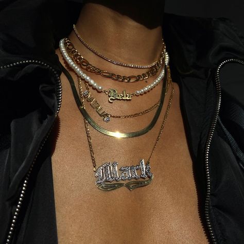 Figaro chain nameplate necklace with flowers and gold or silver options from The M Jewelers. Custom Pendant Necklace, Nameplate Necklace Gold, Streetwear Jewelry, Dope Jewelry Accessories, M Jewelers, Expensive Jewelry Luxury, Stackable Jewelry, Long Silver Necklace, Layered Necklace Set