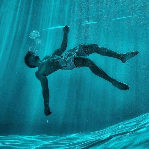 Leave everything out for a moment.. and just feel. Underwater Photoshoot, Underwater Portrait, Poses Men, Life Drawing Reference, Underwater Art, Live Model, Body Reference Drawing, Anatomy Poses, Body Reference Poses