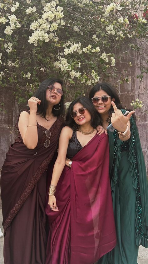 Teachers Day Outfit Indian, Saree Pose With Bestie, Aesthetic Saree Poses With Friends, Saree For College Function, College Farewell Outfits, Saree Poses With Bestie, Poses In Saree With Friends, College Farewell Saree Ideas, Farewell Poses With Friends In Saree