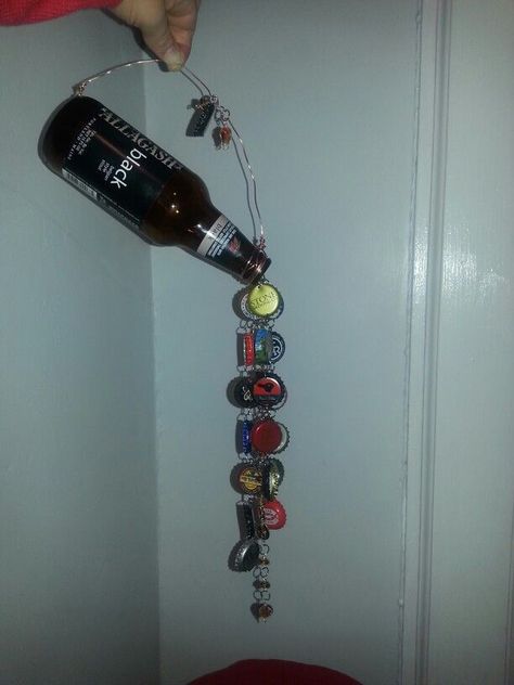 Alcoholic Art, Bottle Cap Wind Chime, Beer Cap Projects, Bottle Chimes, Beer Bottle Cap Crafts, Beer Crafts, Diy Bottle Cap Crafts, Beer Cap Art, Bottle Top Crafts