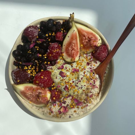 breakfast earl grey oats with figs, raspberries, blueberries, rose petals and pollen and a wooden spoon on the side Earl Grey Aesthetic, Fig Snacks, Fig Yogurt Bowl, Figs Breakfast, Breakfast Bowl, Healthy Food Motivation, Earl Grey, Food Is Fuel, Eat Smarter