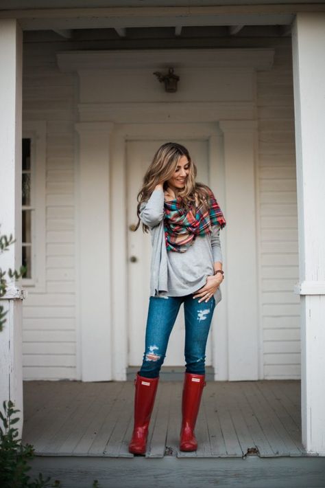 How to style Hunter boots multiple ways for the fall season! How To Style Hunter Boots, Hunter Rain Boots Outfit, Rainboots Outfit, Rain Boot Outfit, Hunter Boots Outfit, Stile Blair Waldorf, Lauren Mcbride, Adrette Outfits, Man Hunter