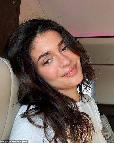 Jenner flashed a cheerful smile towards the camera and flaunted her natural makeup look as she relaxed inside a plane Kylie Jenner Face, Kylie Jenner Icons, Looks Kylie Jenner, Kylie Jenner Look, Kyle Jenner, Kylie Jenner Lipstick, Kylie J, Kylie Jenner Makeup, Jenner Sisters