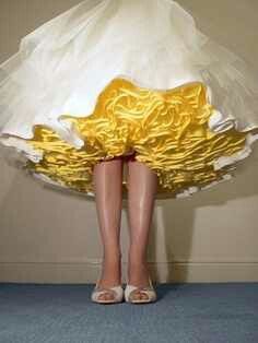 LOVE the idea of a colorful petticoat under a wedding dress.  In this case, yellow!! Poofy Skirt, Yellow Wedding Theme, Best Wedding Guest Dresses, Tutu Skirts, Rockabilly Style, 1950s Style, Retro Mode, Yellow Wedding, Mini Short