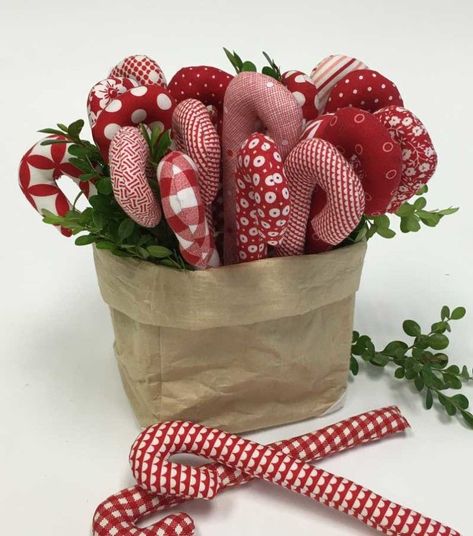 Sewn candy canes Jul Diy, Christmas Fabric Crafts, Fabric Ornament, Christmas Sewing Projects, Folded Fabric Ornaments, Fabric Christmas Ornaments Diy, Quilted Christmas Ornaments, Christmas Ornaments Diy, Christmas Ornament Pattern