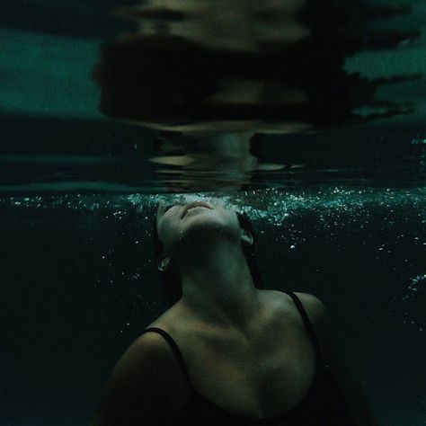 Dark Green Aesthetic, Hogwarts Aesthetic, Slytherin Aesthetic, Cindy Kimberly, Water Photography, Hogwarts Houses, Under Water, Dark Photography, Her Eyes