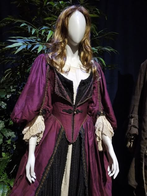 Elizabeth Swann Pirates of the Caribbean Curse of the Black Pearl dress Elizabeth Swann Dress, Elizabeth Swann Costume, Elisabeth Swan, Elizabeth Swan, Caribbean Outfits, Curse Of The Black Pearl, Elizabeth Swann, Film Costumes, The Black Pearl