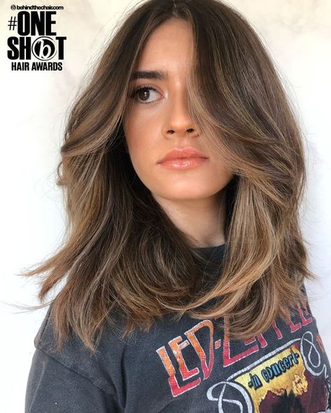 Collarbone Length Hair Brunette With Highlights, Long Bob With Texture, Collarbone Length Brunette Hair, Medium Length Hair With Layers Plus Size, Short Hair With Framed Face, Medium Length Hair Styles For Round Faces, Summer Hair Cuts 2020 Medium, Mid Length Textured Haircut, Coller Bone Haircuts