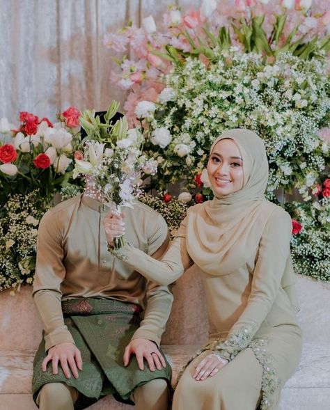 Melayu Wedding, Pre Wedding Photoshoot Theme, Malay Wedding Dress, Muslim Wedding Photos, Muslimah Wedding, Pre Wedding Photoshoot Outfit, Wedding Photo Studio, Foto Wedding, Bride Dress Simple