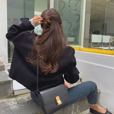 Brown Hair Inspiration, Aesthetic Hairstyles, Penelope Douglas, Minimalist Fashion Women, Brunette Girl, Dark Brown Hair, Winter Hairstyles, Dream Hair, 가을 패션