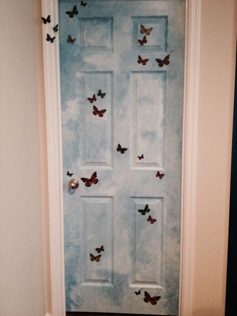 Butterfly bedroom door Kids Door Mural, Fun Kids Bedroom Door, Cool Bedroom Door Ideas, Cool Painted Doors Bedroom, Butterfly Wall Paint, Wardrobe Painting Ideas Aesthetic, Bedroom Door Decor Ideas Diy, Aesthetic Door Design, Bedroom Door Murals Painted