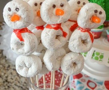 Christmas Play Date Snowmen Theme! Snowman Donut Kabobs! http://fantabulosity.com Snowman Donuts, Christmas Pajama Party, Kids Christmas Party, Christmas Play, Christmas Birthday Party, Christmas Brunch, Fun Foods, 12 December, Christmas Breakfast