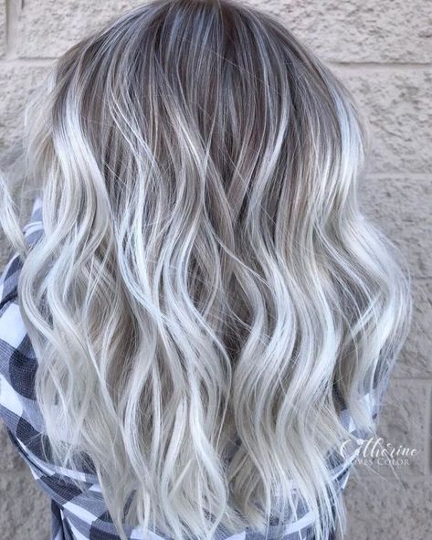 Blonde Hair With Silver Highlights, Straight Hair Highlights, White Blonde Highlights, Gray Balayage, Silver Blonde Hair, Icy Blonde Hair, Silver Highlights, Silver Hair Color, Silver Grey Hair