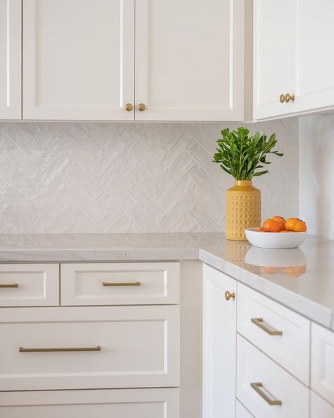 Tiles Kitchen Wall, Kitchen Wall Tiles Design, Kitchen Splashback Tiles, White Kitchen Tiles, White Kitchen Backsplash, Kitchen Tiles Design, Kitchen Backsplash Ideas, Tiles Kitchen, Kitchen Backsplash Designs