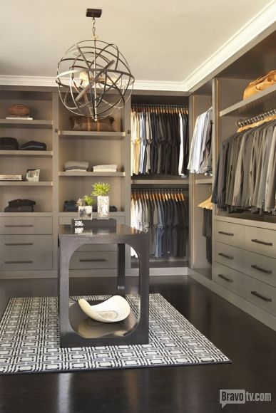 Talk abut a walk in closet! Note the meticulously color coordinated clothes. Yup, this is definitely Jeff Lewis' closet. Man Home Decor, Closets Ideas, A Walk In Closet, Jeff Lewis, Dressing Design, Casa Clean, Dressing Room Closet, Walking Closet, Walk In Closet Design