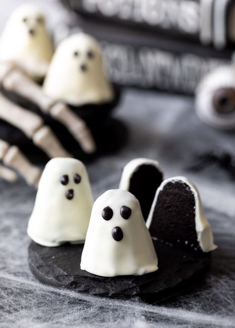 Spooky Baking Aesthetic, Halloween Themed Oreo Balls, Halloween Party Food Sweets, Fall Recipes Dessert Halloween, Fun Halloween Baked Goods, Halloween Snacks No Bake, Best Halloween Baked Goods, Cake Pop Ghosts, Dessert Ideas Halloween