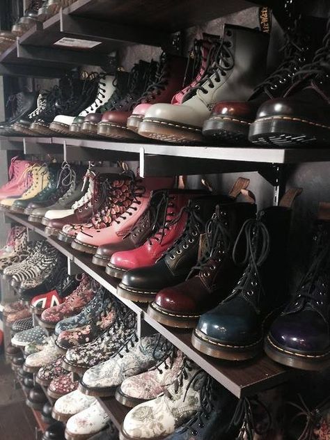 Doc martens Grunge Shoes, Converse Outfits, Doc Martens Outfit, Look Grunge, Style Converse, Black Tees, Hipster Grunge, Grunge Look, Combat Boot