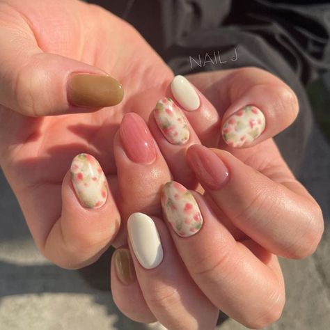 Cottage Nails, Korean Spring Nails, Nails Shorties, Cottagecore Nails, Trend Prediction, Shorties Nails, Art Nails Design, Spring Cottagecore, Nail Pink