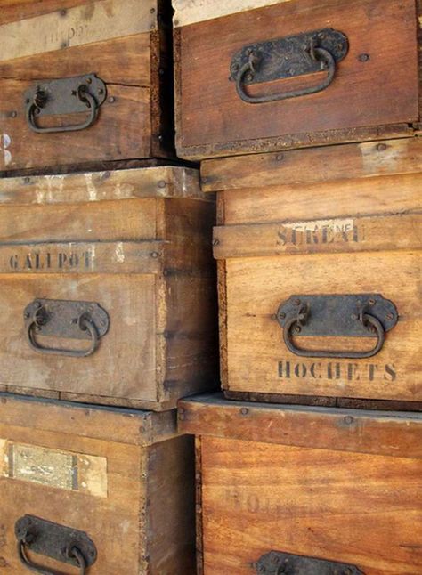 Late Night Randomness (25 Photos) - Suburban Men Vintage Storage Boxes, Storage Crates, Vintage Crates, Antique Wooden Boxes, Old Wooden Boxes, Vintage Boxes, Decor Storage, Old Boxes, Vintage Luggage