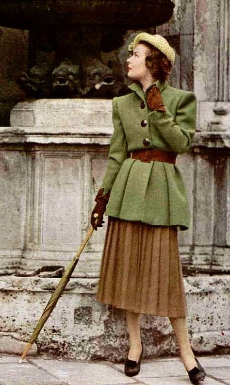 40s Mode, 1940s Fashion Women, Brown Pleated Skirt, Jacques Fath, Fashion 1940s, Design Moda, 20th Century Fashion, Brown Skirt, 40s Fashion