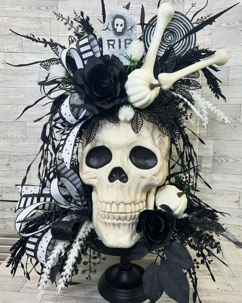 Halloween Arrangements, Black And White Halloween Decor, Skull Halloween Decor, Skull Centerpiece, Library Halloween, Decorated Skulls, Skull Vase, Spooky Halloween Crafts, Black And White Halloween