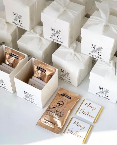 wedding gifts for guests! Tea Party Bridal Shower Decorations, Wedding Chocolate Favors, Classy Wedding Favors, Wedding Chocolates, Engagement Chocolate, Coffee Wedding Favors, White Wedding Favors, Coffee Favors, Happy Ideas