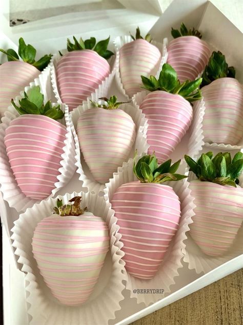 Pink Candy Skewers, Pink And White Candy Table, Pink Bow Desserts, Cute Birthday Snacks, Pink And Gold Desserts, Light Pink Desserts, Strawberry Ideas Decoration, Pink Food For Party, Strawberries Decorations Ideas