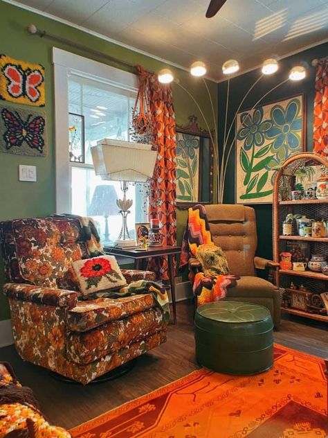 Maxamilist Interior 70s, 70s Earthy Aesthetic, 70s Bohemian Decor, 70s Maximalist Bedroom, 70s Home Inspiration, 60s Aesthetic Home, Living Room 70s Style, 1970s Inspired Living Room, Earthy Vintage Aesthetic