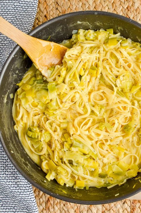 Leeks Pasta Recipe, Healthy Main Course, Cheesy Leeks, Leek Pasta, Pasta Vegetarian, Pan Pasta, Leek Recipes, Pasta Pot, Meals Recipes