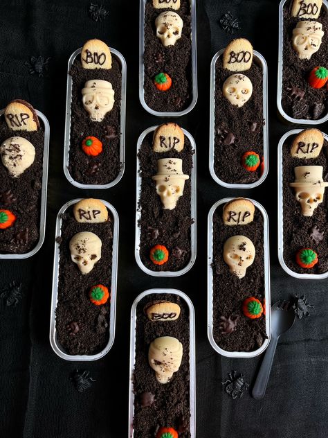 Graveyard Dirt Cups Graveyard Brownies Halloween Treats, Zombie Dirt Pudding Cups, Graveyard Pudding Dessert, Coffin Dessert, Dirt Dessert Cake, Graveyard Dirt Cups, Tombstone Cake Ideas, Graveyard Pudding Cups, Halloween Dirt Cake Graveyards