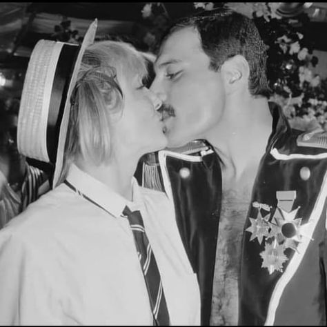 Mary And Freddie, 39th Birthday Party, Mary Austin Freddie Mercury, Queen Lead Singer, Freddie My Love, Freddy My Love, Mary Austin, 39th Birthday, Freddy Mercury