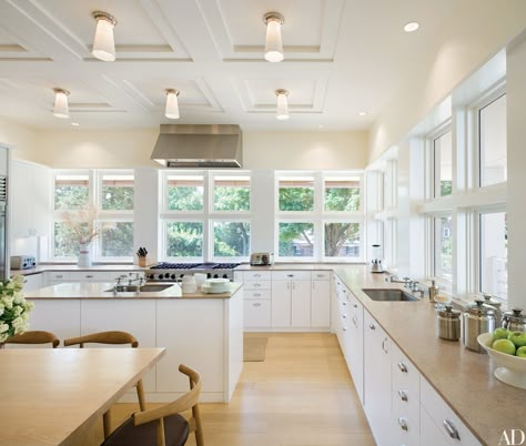 Victoria Hagan; 15 Kitchens With Plenty of Natural Light Photos | Architectural Digest Kitchen No Uppers, Kitchen No Upper Cabinets, No Upper Cabinets, Loft Stil, Michael Smith, Contemporary Cottage, White Kitchen Design, Style Deco, Upper Cabinets