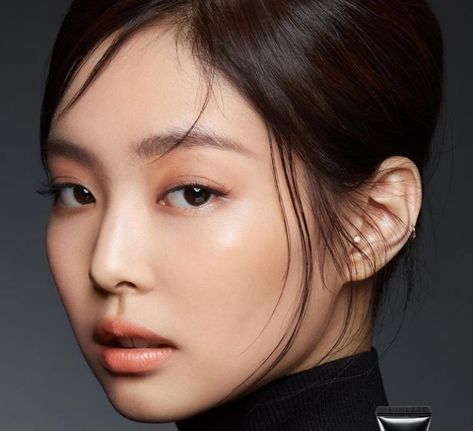 Kim Makeup, Second Ear Piercing, Korean Photoshoot, Double Ear Piercings, Makeup Looks Tutorial, Beauty Shoot, Diy Beauty Hacks, Natural Beauty Tips, Jennie Kim