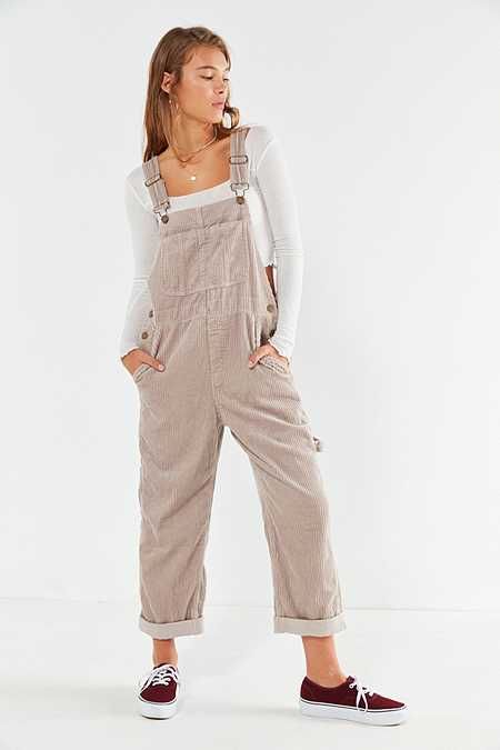 Style Salopette, Vestiti In Jeans, Corduroy Overall, Overalls Fashion, Overalls Outfit, Corduroy Overalls, 70s Outfits, Beige Outfit, Tulum