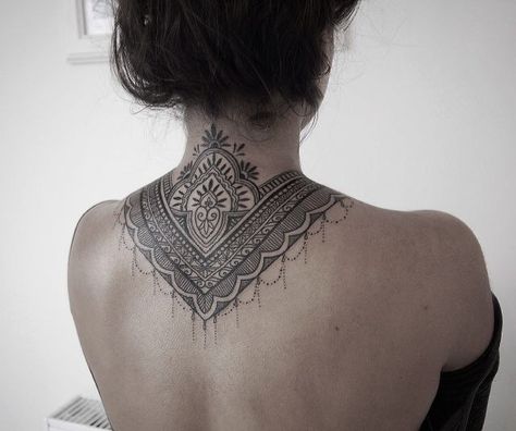 Tatuaje Front Neck Tattoo, Nape Tattoo, Best Neck Tattoos, Hipster Tattoo, Tato Minimal, Upper Back Tattoos, Necklace Tattoo, Back Of Neck Tattoo, Neck Tattoos Women