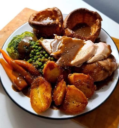 British Roast Dinner, Sunday Roast Chicken, Feast Ideas, Sunday Roast Dinner, Roast Beef Dinner, Roast Chicken Dinner, Party Bites, Christmas Feast, Easy Chicken Breast