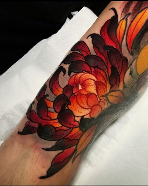 Crisantemo Tattoo, Neo Tattoo, Japanese Flower Tattoo, Traditional Tattoo Flowers, Chrysanthemum Tattoo, Tatuaje A Color, Japanese Sleeve Tattoos, Japanese Tattoo Art, Japanese Tattoo