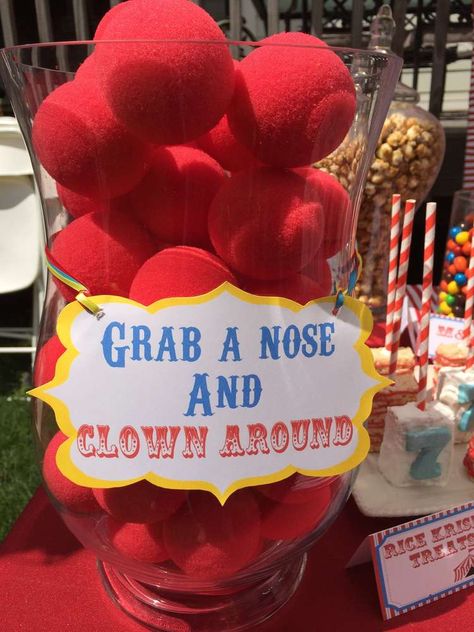 Clown noses at a circus birthday party! See more party ideas at CatchMyParty.com! Carnival Themed Birthday Party Ideas, Circus Fundraiser, 4de Verjaardag, Circus Birthday Party Theme, Carnival Birthday Party Theme, Circus Carnival Party, Rodeo Party, Clown Party, Dark Circus