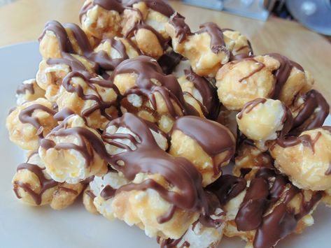 Chocolate-Covered Caramel Corn Carmel Popcorn, Caramel Corn Recipe, Caramel Corn Recipes, Salty Sweet Snacks, Baked Caramel, Homemade Crackers, Chocolate Popcorn, Corn Recipe, Recipes Chocolate