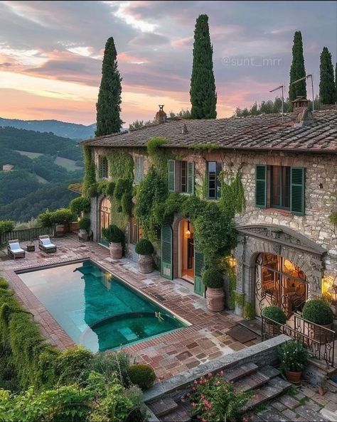 Italian Villa Aesthetic, Italy Mansion, Italian Mansion, Tuscany House, Home In Italy, Dream House Aesthetic, Italy House, Pool Landscape Design, Italian House