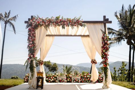 Mandap Designs Indian, Outdoor Wedding Stage Decorations, Mandap Simple, Wedding Chori, Mandap Wedding, Floral Mandap, Vidhi Mandap, Mandap Ideas, Minimal Wedding Decor