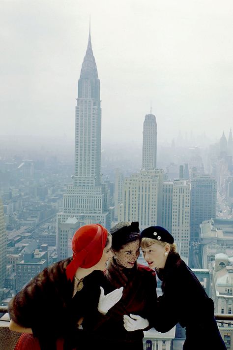 Models on top of the Conde Nast building on Lexington Avenue, New York, 1949 by Norman Parkinson Norman Parkinson, Vintage Blog, Vintage Fashion Photography, Conde Nast, Portrait Gallery, Vogue Magazine, Moda Vintage, Mode Vintage, Fashion History