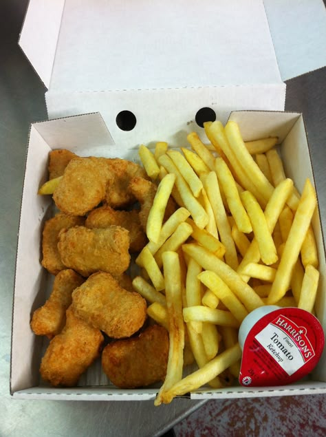 Dp's 12pcs  chicken nuggets with chips Chips And Chicken, Chicken Nuggets And Chips, Chicken And Chips, Fire Food, Junk Food Snacks, Food Therapy, Food Babe, Snap Food, Food Drinks Dessert