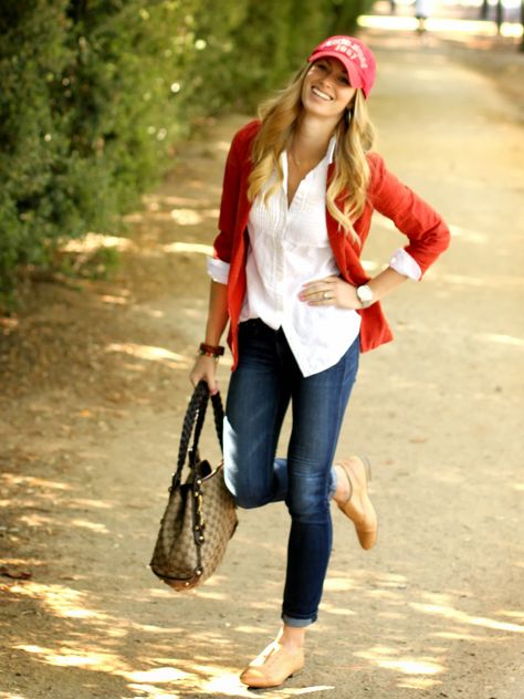 White Shirt,Red jacket And Blue Jeans Look Winter, Looks Jeans, Bohol, Boyfriend Jean, Cooler Look, Outfit Trends, Looks Style, Mode Inspiration, Coco Chanel